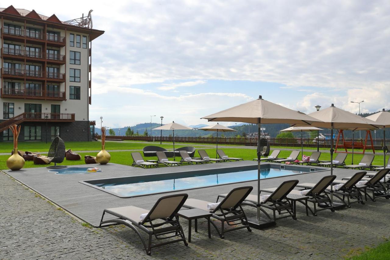 Radisson Blu Resort Bukovel Esterno foto The swimming pool at the hotel