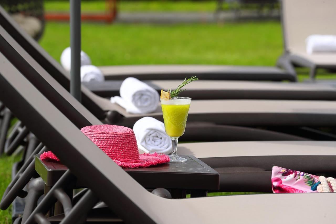 Radisson Blu Resort Bukovel Esterno foto Pool at the Hotel