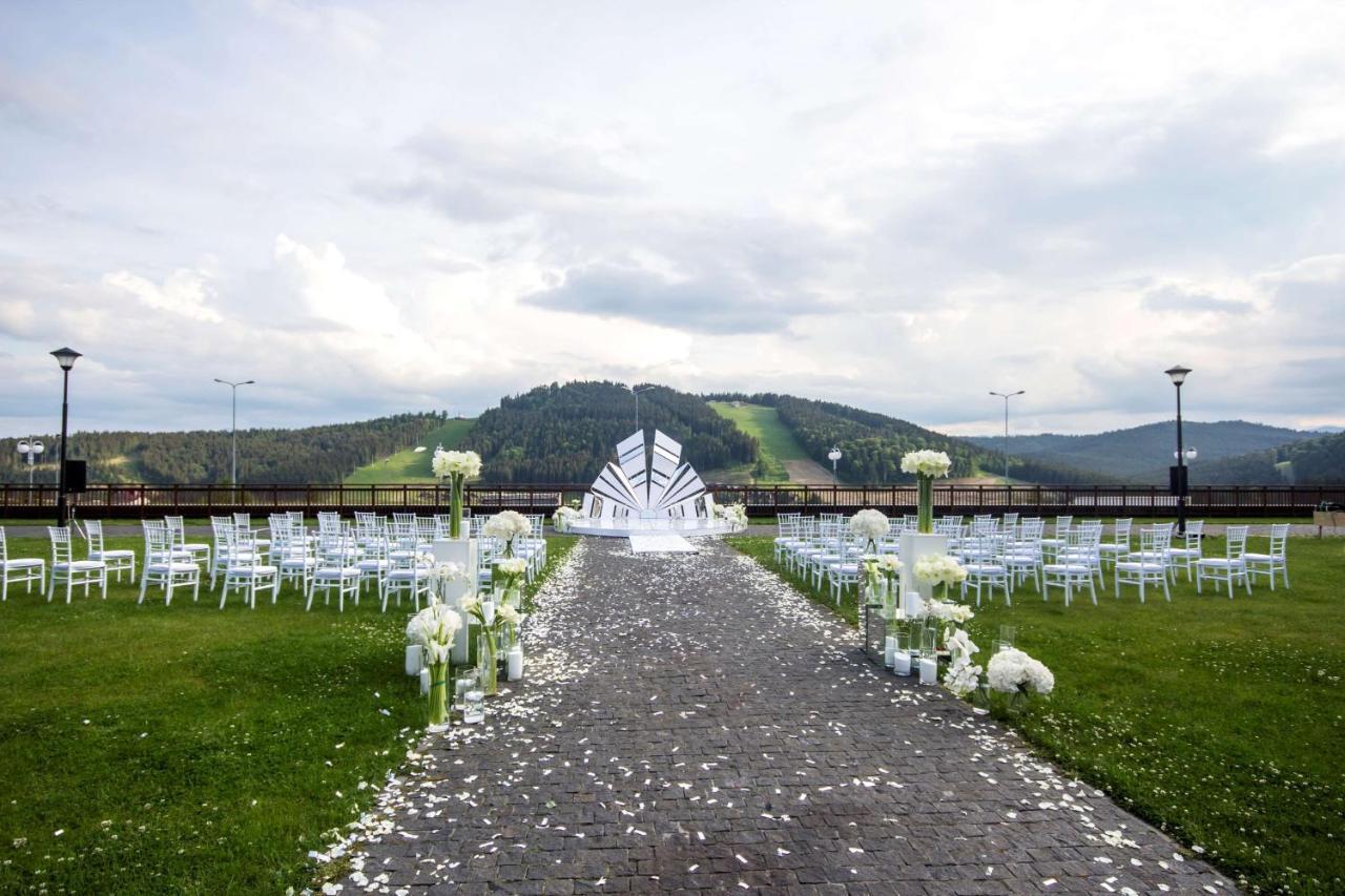 Radisson Blu Resort Bukovel Esterno foto The wedding venue
