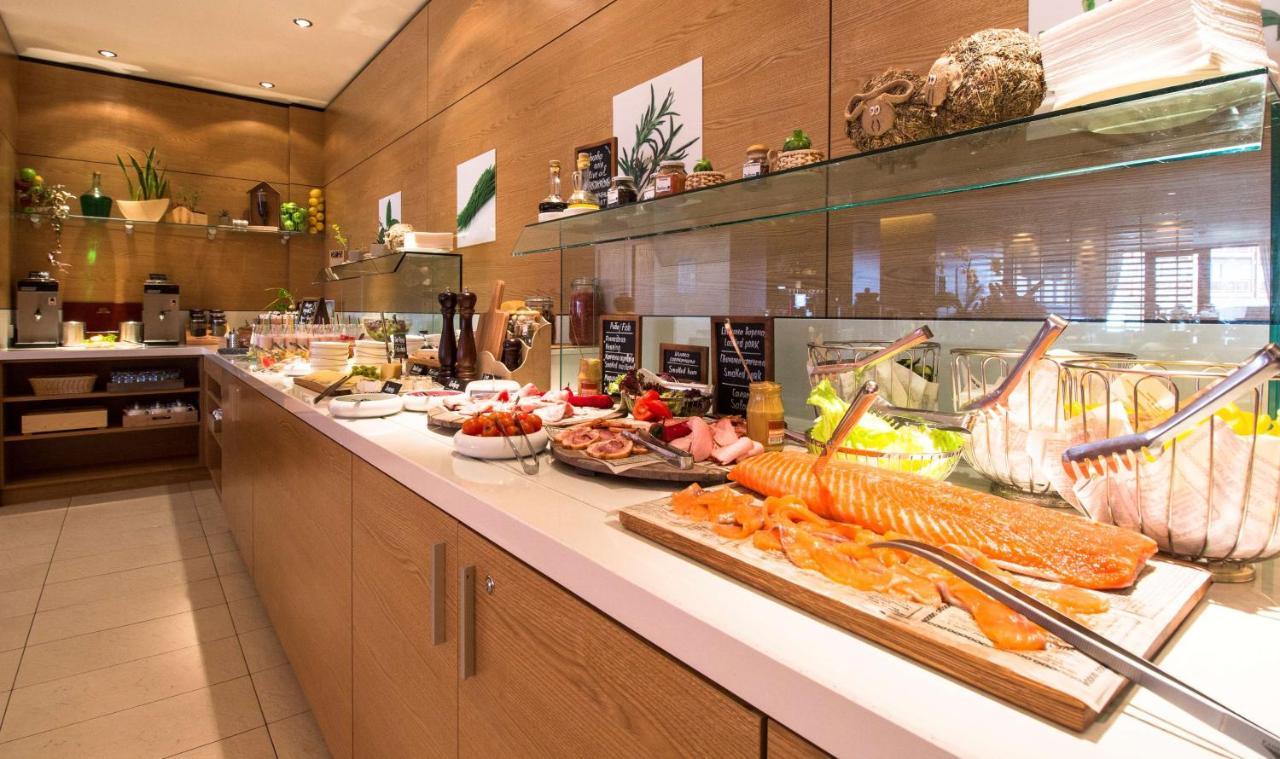 Radisson Blu Resort Bukovel Esterno foto A buffet at a hotel