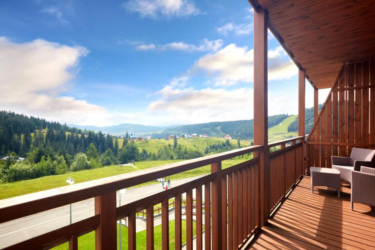 Radisson Blu Resort Bukovel Esterno foto A balcony