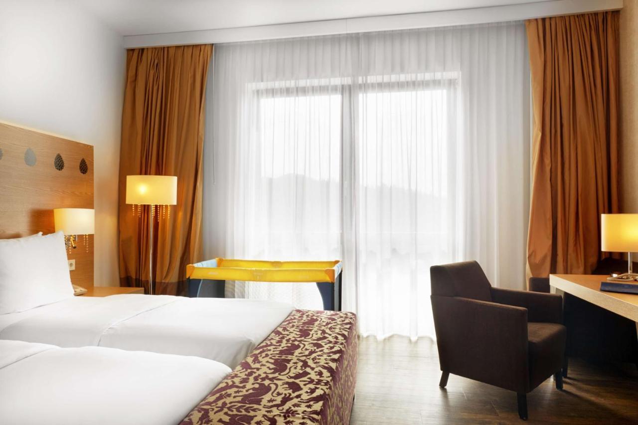 Radisson Blu Resort Bukovel Esterno foto A room at the hotel