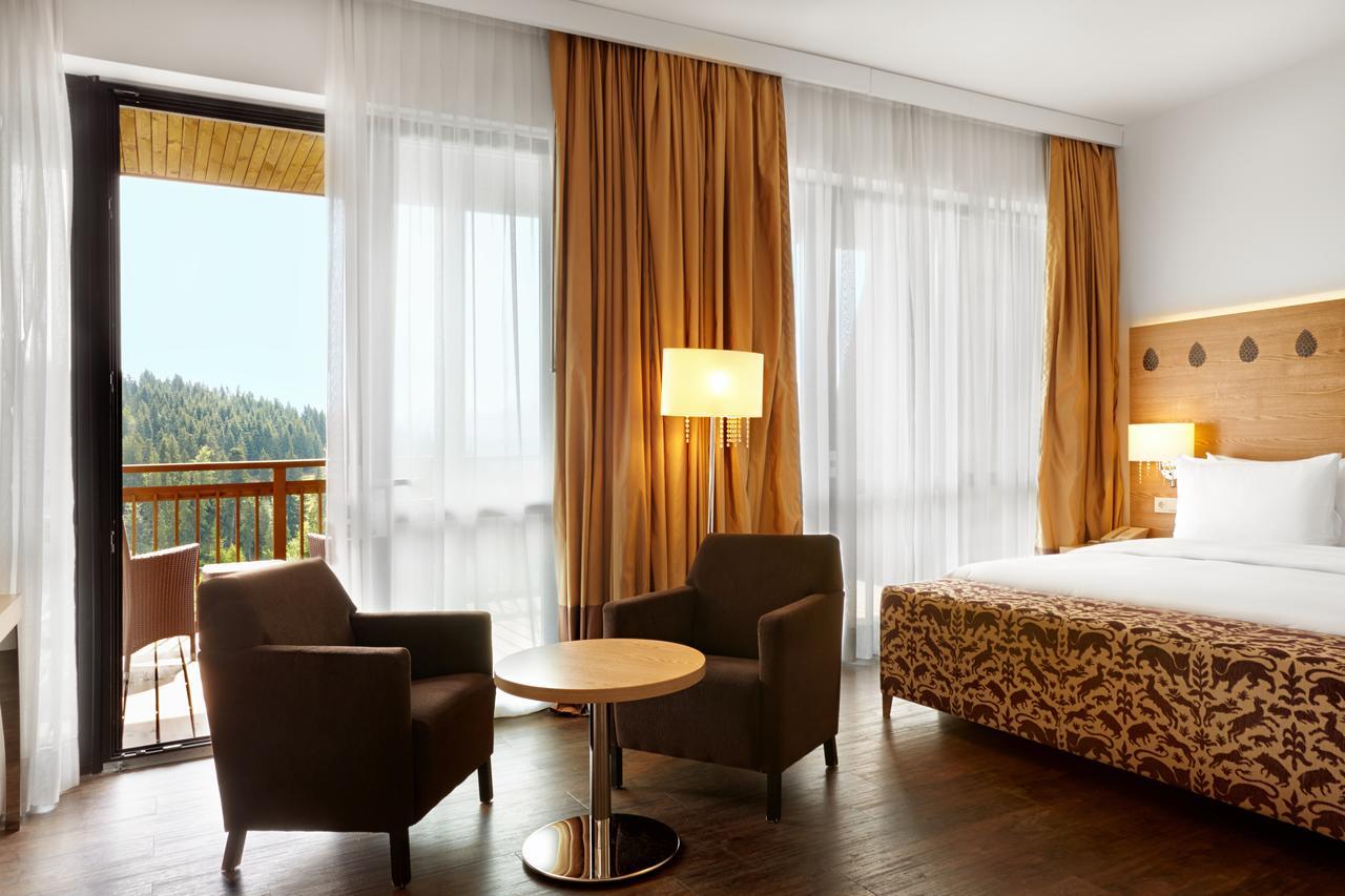 Radisson Blu Resort Bukovel Esterno foto A room at the hotel
