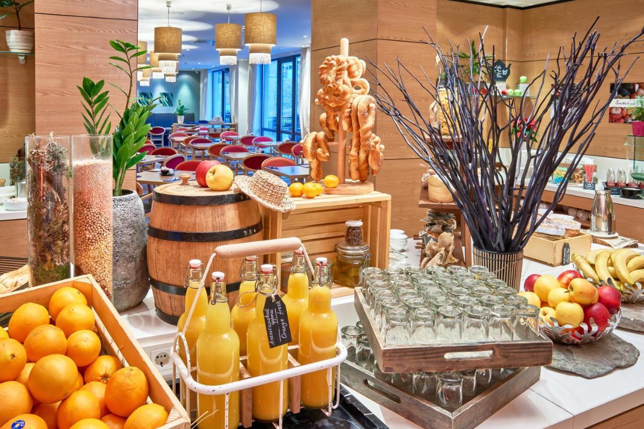 Radisson Blu Resort Bukovel Esterno foto The buffet at the hotel