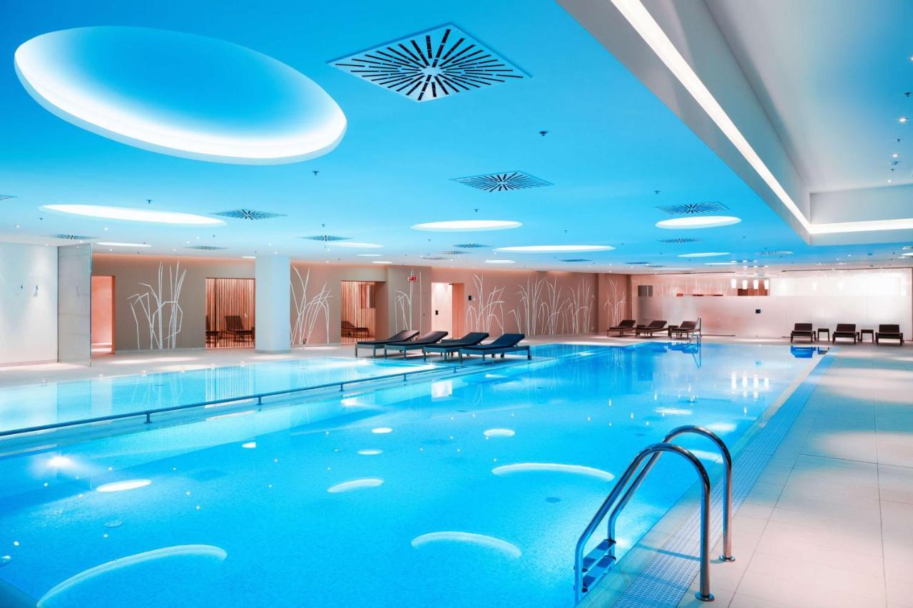 Radisson Blu Resort Bukovel Esterno foto The swimming pool at the hotel